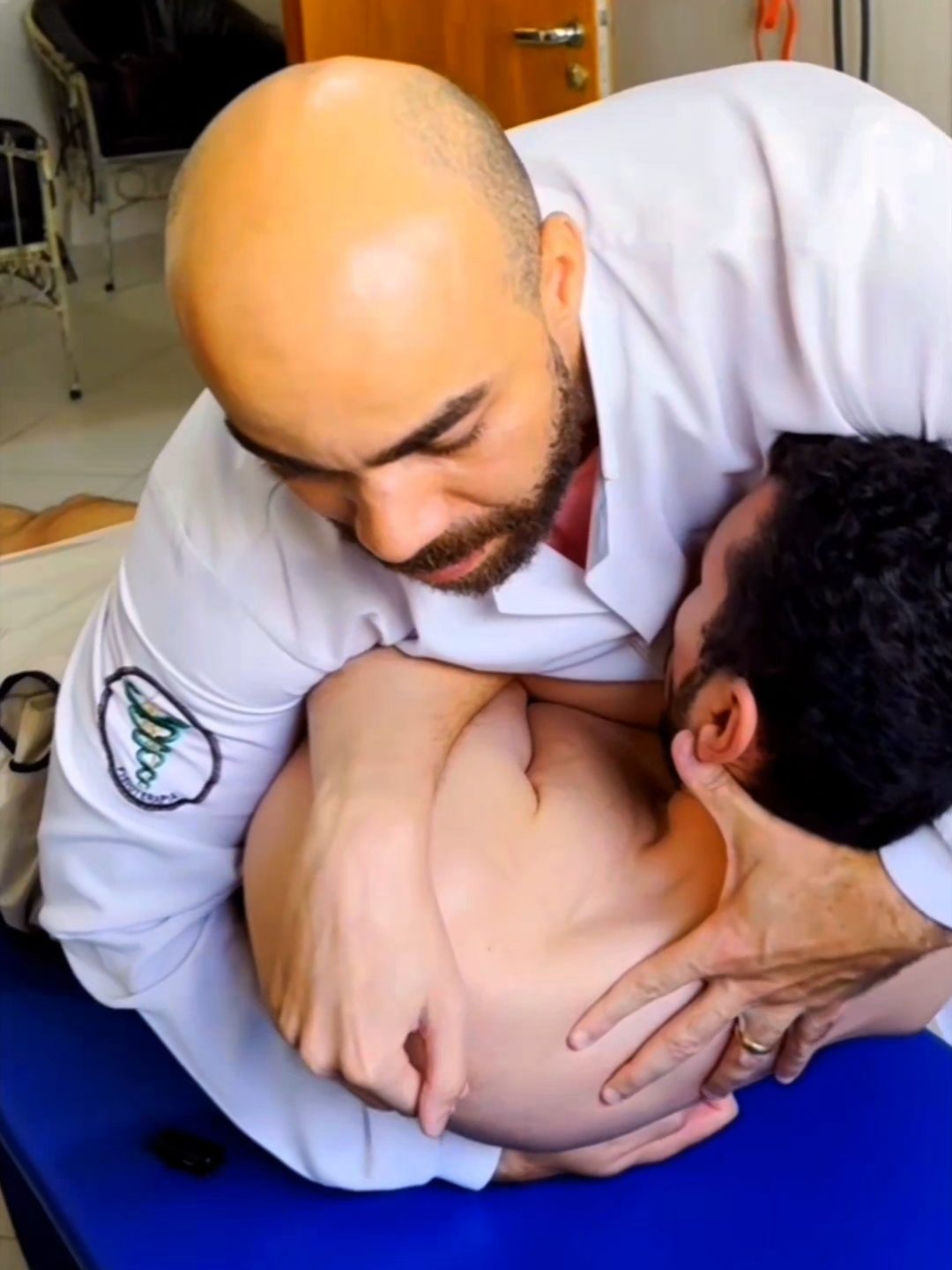 Dr. Hualisson Cardoso fazendo um ajuste quiroprático na coluna